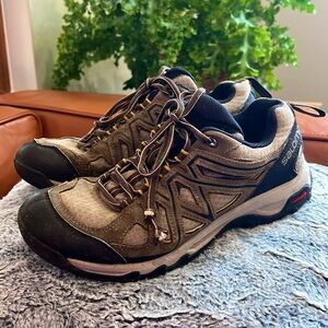 Men’s Salomon Hiking Shoe/Boot Size 8.5